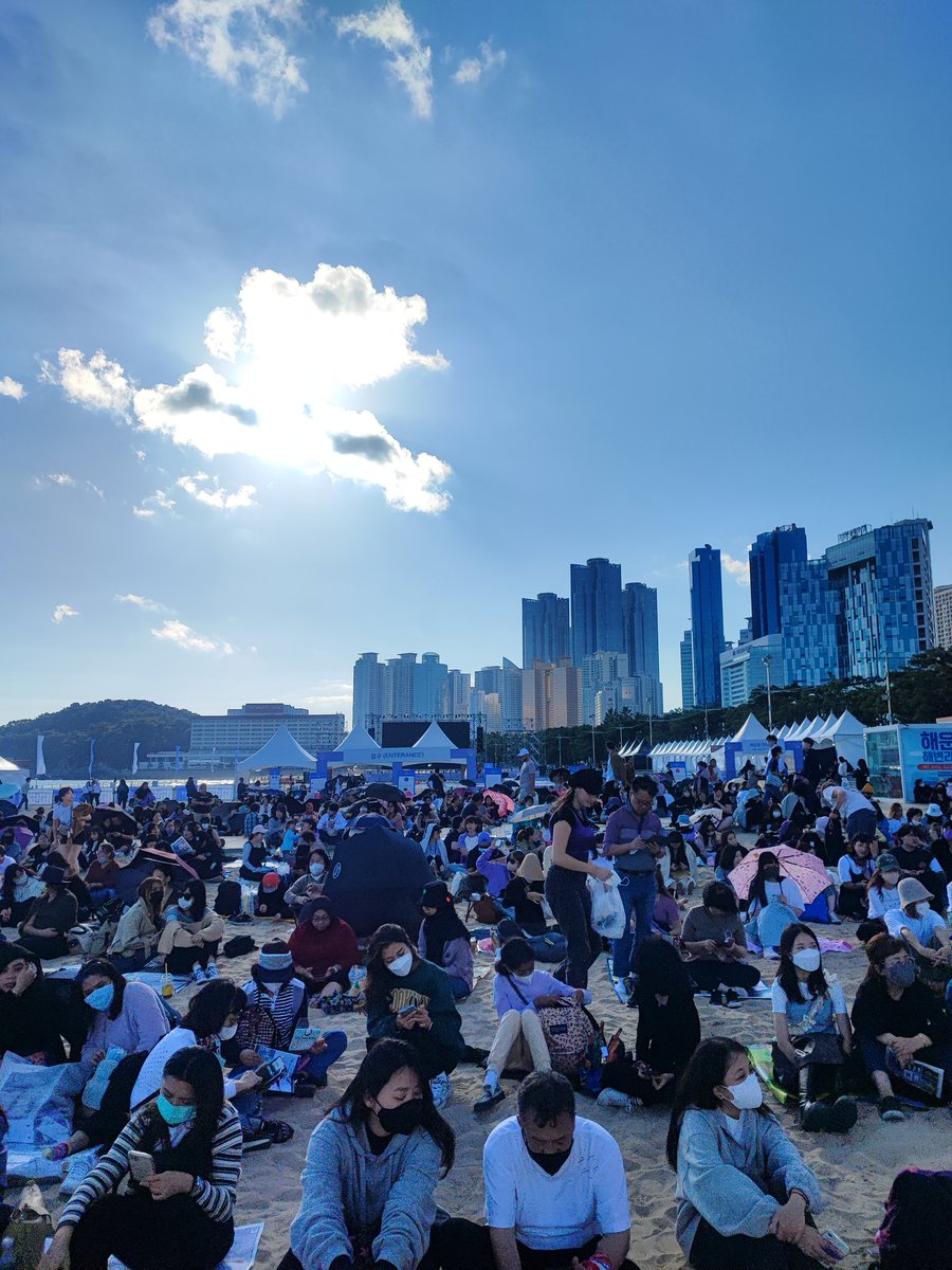 lookwhat_i_did's tweet photo. If anyone is also at haeundae beach live play for the yet to come BTS concert or just wants company you can just comment or just come talk to me, i have a cooky headband on💜
#haeundae #btsliveplay https://t.co/bGqLPq823j