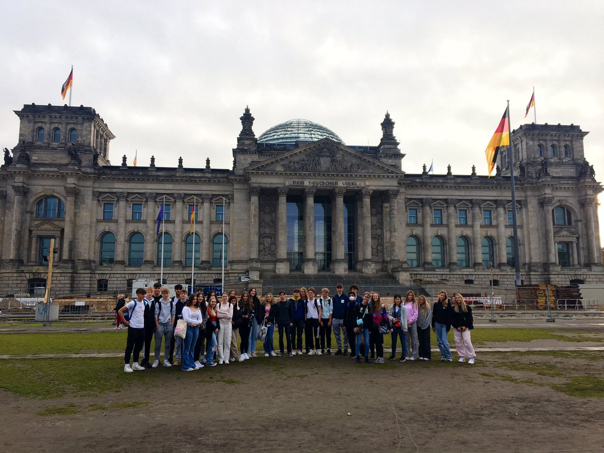 KingsMacHistory's tweet photo. Day 1 of our tour with Sion starts with the iconic Reichstag! Already overheard lots of good Weimar knowledge from students #ReichstagFire #KingsMacBerlin22 https://t.co/8pzXy0n4WE