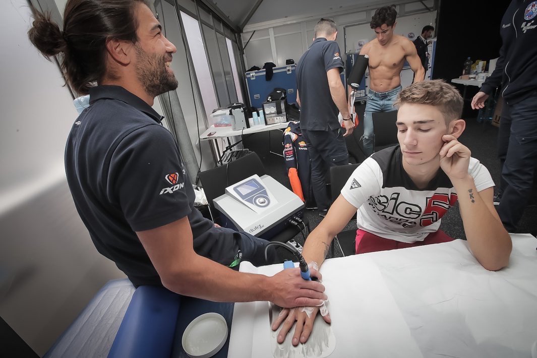 clinicamobile's tweet photo. Tecar therapy treatment for @riccardorossi54 after #Moto3 qualifying at #PhillipIslandCircuit
#frems #fremslife
#tecar #therapy #tercartherapy #MotoGP #AustralianGP #qualifying #raceweekend #racing #physio https://t.co/i0Yx7jALL7