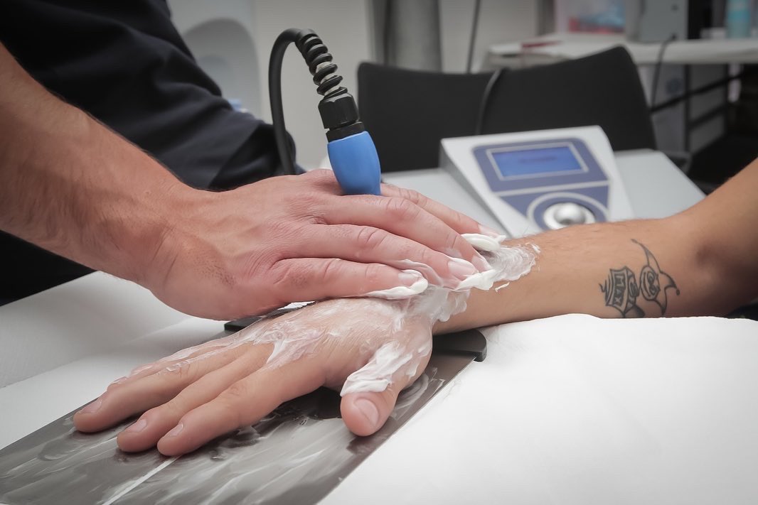 clinicamobile's tweet photo. Tecar therapy treatment for @riccardorossi54 after #Moto3 qualifying at #PhillipIslandCircuit
#frems #fremslife
#tecar #therapy #tercartherapy #MotoGP #AustralianGP #qualifying #raceweekend #racing #physio https://t.co/i0Yx7jALL7