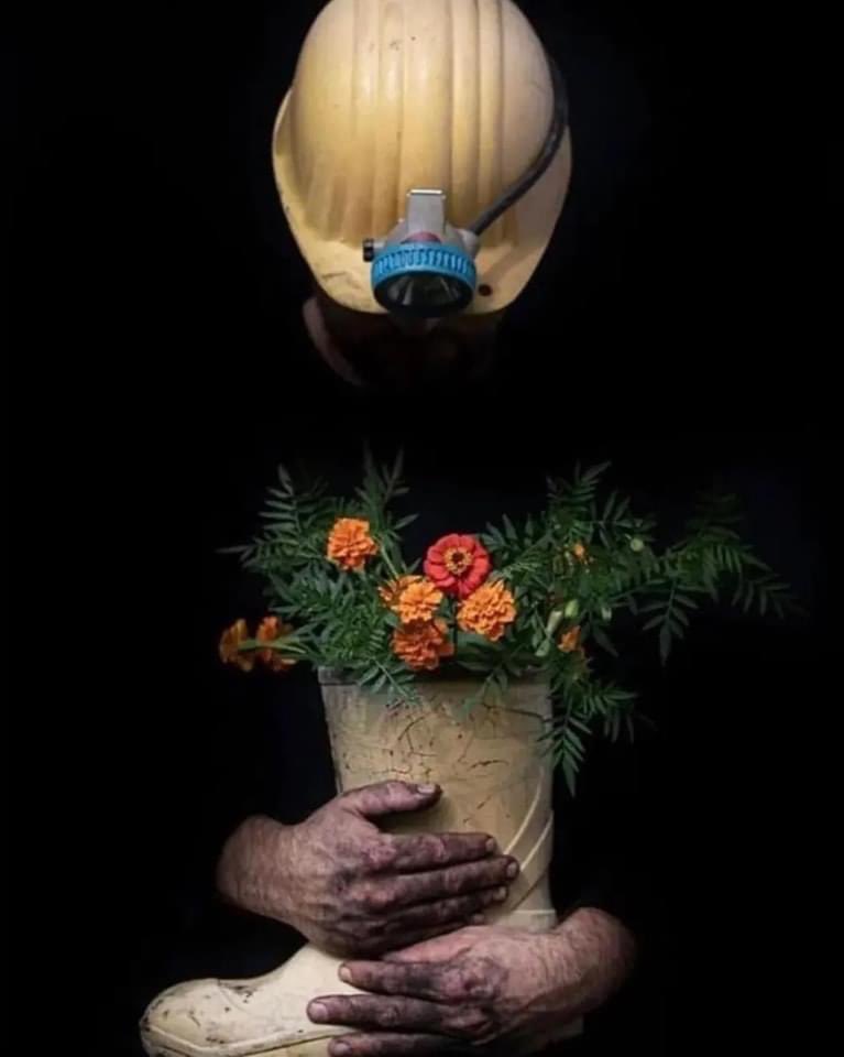 "Karanlıklar içinde yaşadınız, nurlar içinde yatın inşallah."

Hayatını kaybeden kardeşlerimize Allah'tan rahmet, yakınlarına sabır,
yaralananlara da acil şifalar diliyorum 😔 #bartın