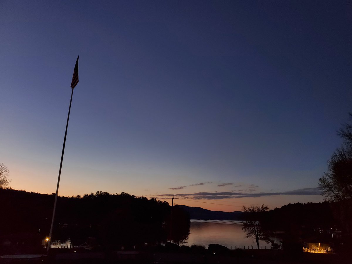 DunhamsBay's tweet photo. A beautiful end to a beautiful fall day in Lake George today.

#sunset #fall #nylovesfall #iloveny #ispyny #roamtheempire #upstateny #upstatenewyork #adk #adirondacks #adklife #warrencounty #warrencountyny #lakegeorge #lakegeorge365 #lakelife #mylgarea https://t.co/rI8Z9OleDI