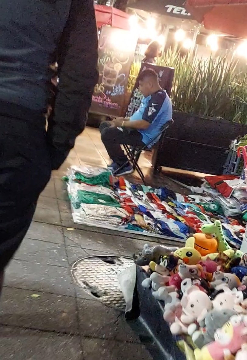 ObservatorioEDC's tweet photo. Lo que alguna vez fue el vecindario LGBT+ y alternativo, hoy es una zona inhabitable: insegura, extremadamente ruidosa, sucia, llena de obstaculos y piratería, negocios fuera de la ley, hereronormada, y sin orden...

La Zona Rosa está PEOR QUE NUNCA @SandraCuevas_ https://t.co/ywv6mPPvMR