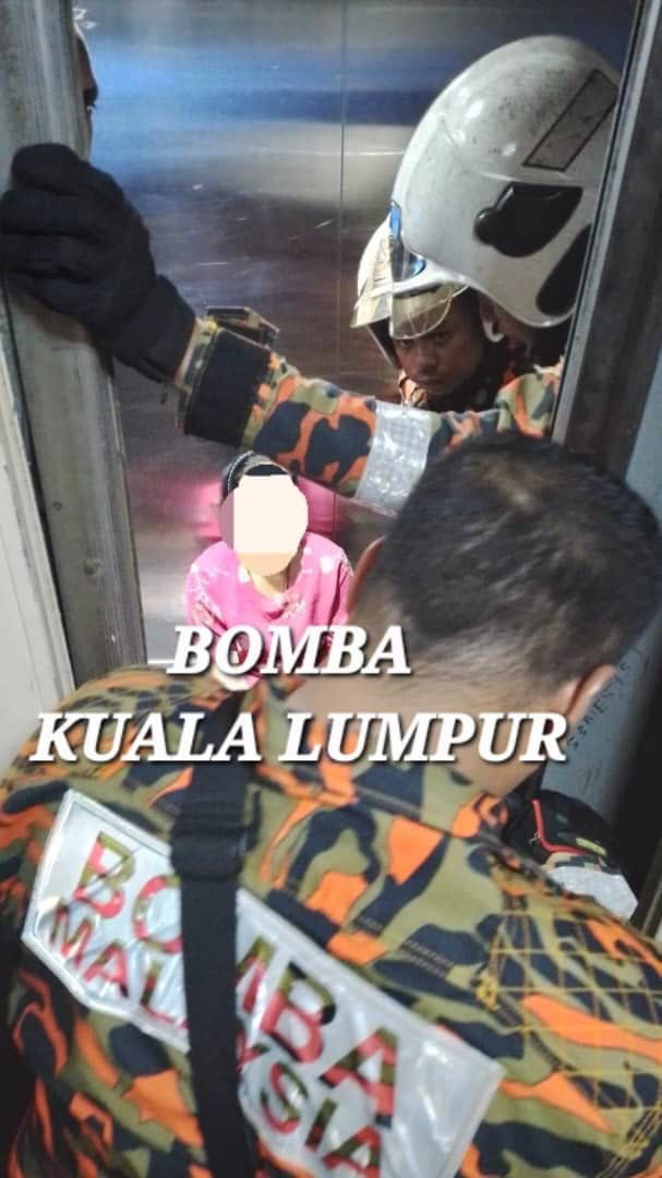 bernamadotcom's tweet photo. Dua individu patah kaki, empat selamat selepas lif yang dinaiki di sebuah kondominium di Brickfields, Kuala Lumpur jatuh dari tingkat lapan malam tadi.

📸 JBPM KL https://t.co/o4Zagpql9W