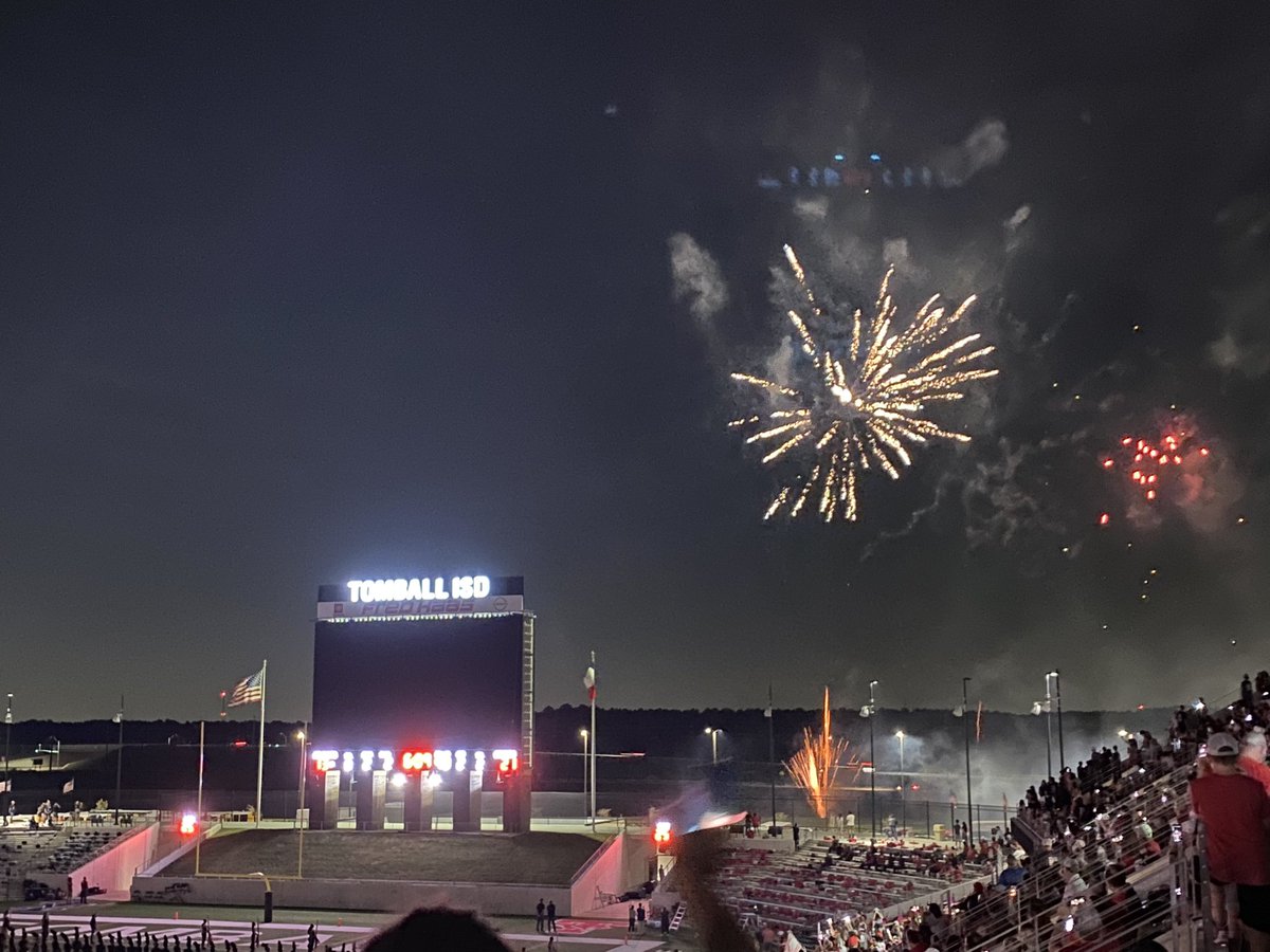 TOMGSOCCER's tweet photo. Love of School, Town, and Country! Nothing compares to @TomballISD Thank you to all of our service men and women! ❤️🤍💙🇺🇸@TomballHS @TISD_athletics #patrioticgame https://t.co/cmVsXkskjv