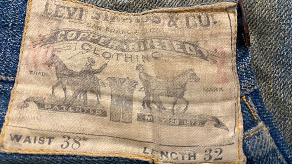 GazetaRu's tweet photo. В США джинсы Levi's XIX века продали на аукционе за $87 тыс. Их нашли в заброшенной шахте в Нью-Мексико.

Новые владельцы сообщили, что джинсы оказались настолько долговечны, что их можно носить. Что делать с покупкой они пока не решили: передать джинсы музею или перепродать их https://t.co/4JqOzJjTFb