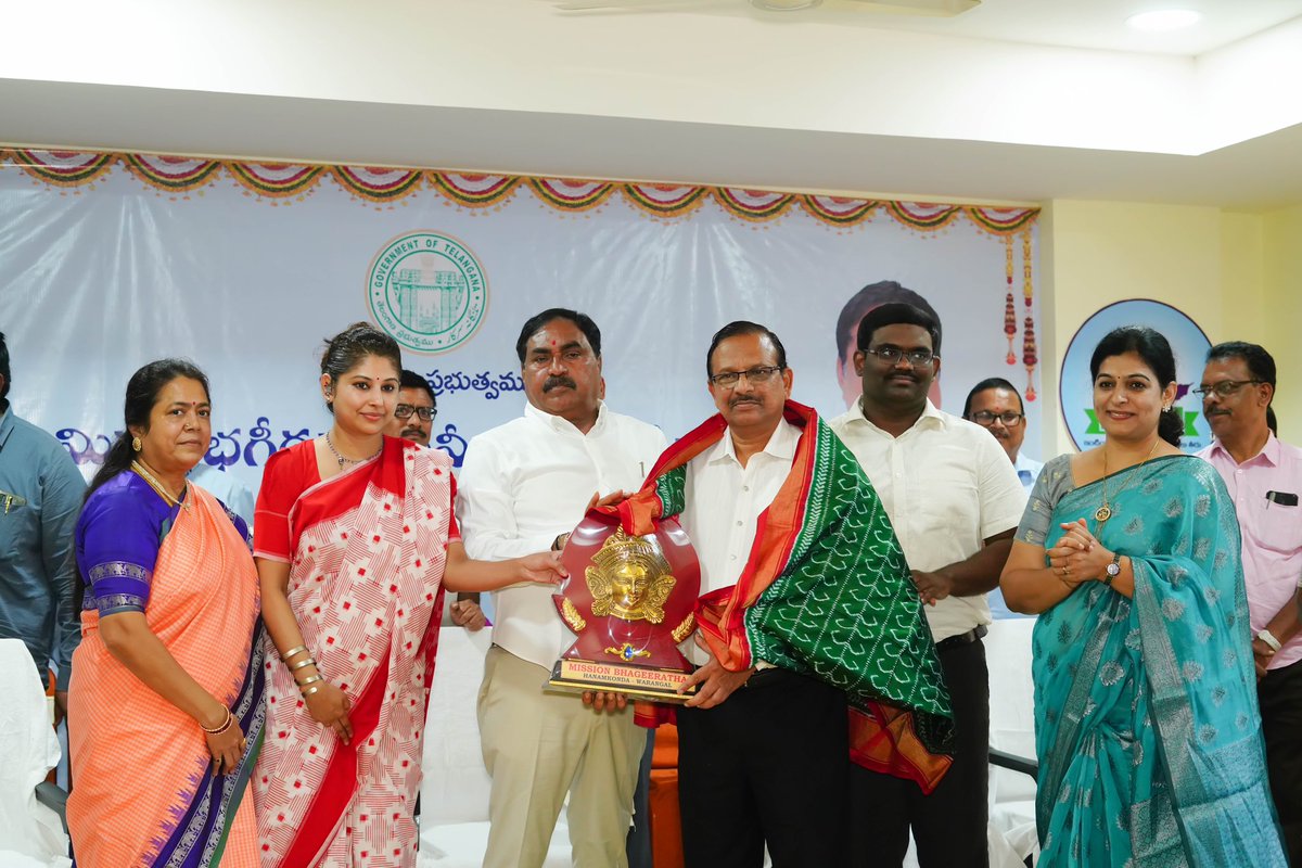 mb_telangana's tweet photo. To mark 6 years of successful #MissionBhagiratha project, Honb’le Minister Sri. Errabelli Dayakar Rao , Secy to CM and Secy to Mission Bhagiratha Smt. Smita Sabharwal , recognised the efforts of all stakeholders who contributed to the project.

@SmitaSabharwal @DayakarRao2019 https://t.co/mL0DNYfPu8