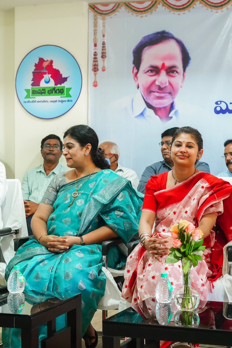 mb_telangana's tweet photo. To mark 6 years of successful #MissionBhagiratha project, Honb’le Minister Sri. Errabelli Dayakar Rao , Secy to CM and Secy to Mission Bhagiratha Smt. Smita Sabharwal , recognised the efforts of all stakeholders who contributed to the project.

@SmitaSabharwal @DayakarRao2019 https://t.co/mL0DNYfPu8