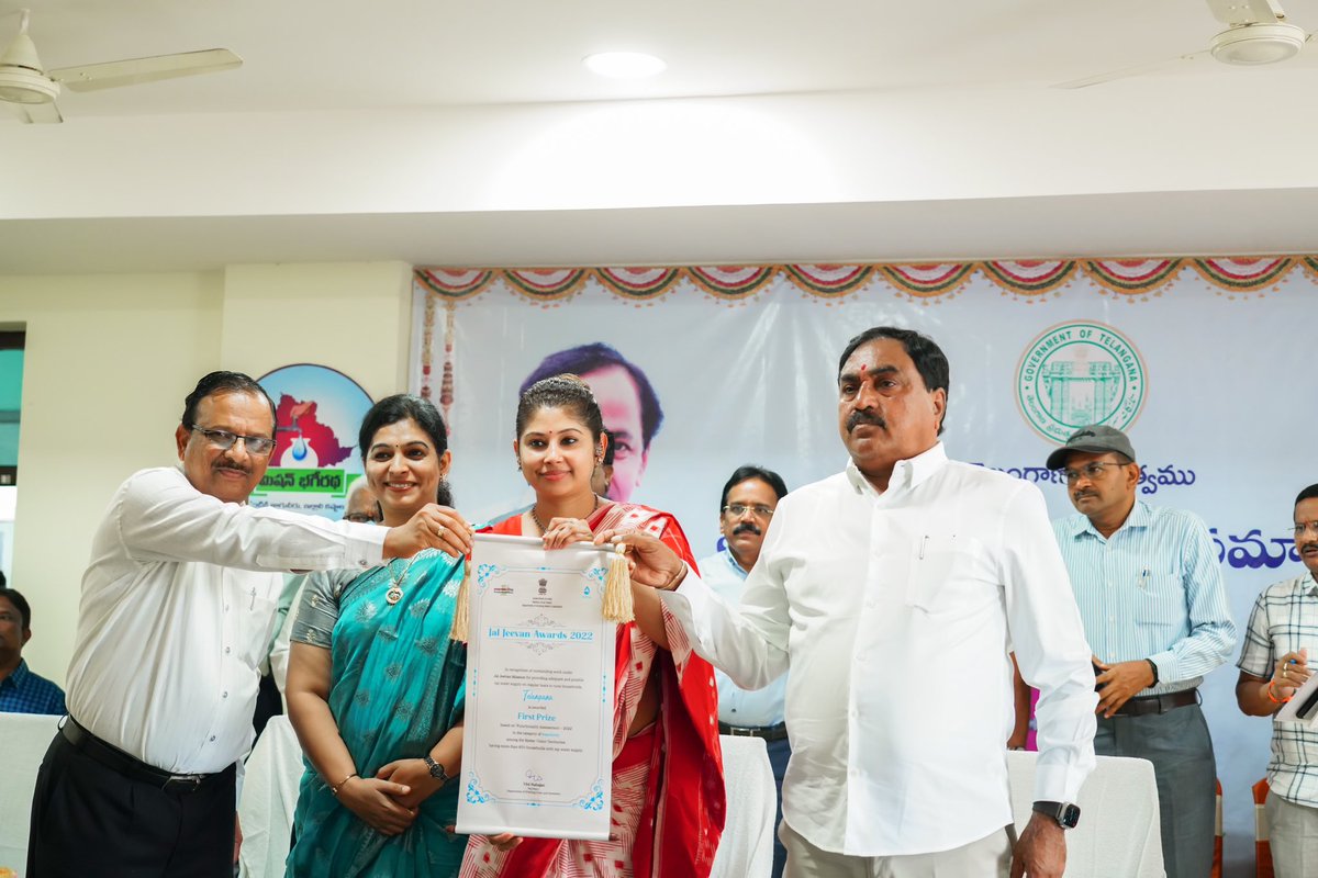 mb_telangana's tweet photo. To mark 6 years of successful #MissionBhagiratha project, Honb’le Minister Sri. Errabelli Dayakar Rao , Secy to CM and Secy to Mission Bhagiratha Smt. Smita Sabharwal , recognised the efforts of all stakeholders who contributed to the project.

@SmitaSabharwal @DayakarRao2019 https://t.co/mL0DNYfPu8