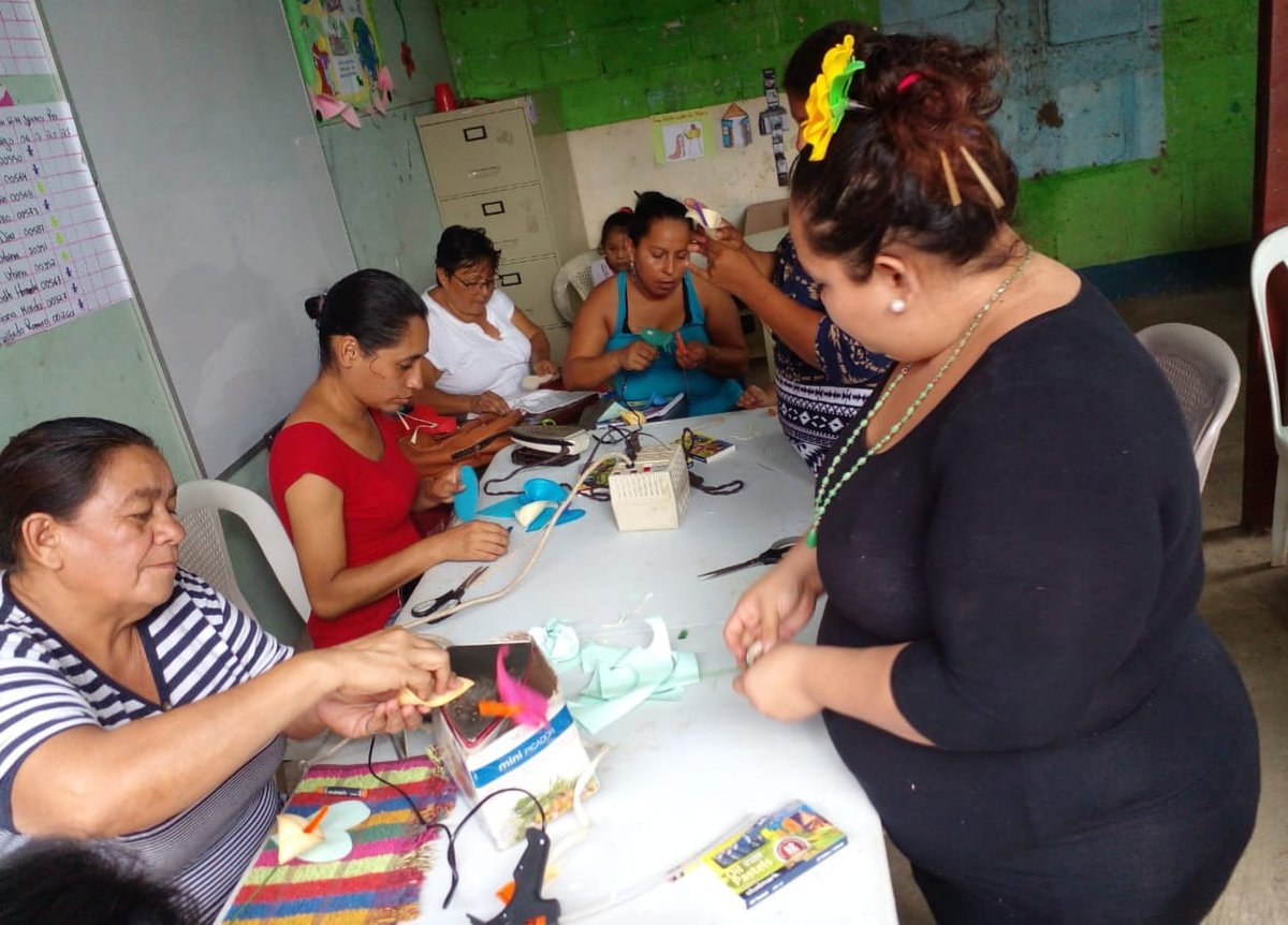 #Managua │#Tipitapa
✅ Continuamos seguimiento a curso prelaboral de Arreglos Florales en Fomy, donde las protagonistas exteriorizan sus habilidades y destrezas con los distintos ramos florales elaborado con empeño de aprender Y emprender, en barrio Yuri Ordóñez.
#AmorALaFamilia