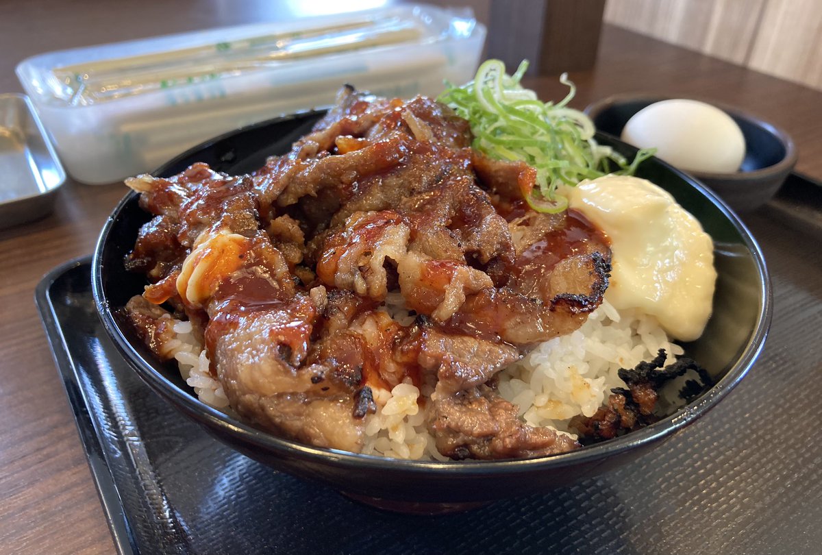 ken184cm's tweet photo. ・暑さもおさまりつつあるので、久しぶりに『桑谷山』に登る🗻

・展望台には珍しく、人集りが・・・

・バードウォッチングをしているようだ🦉

・下山後は「韓丼」に初訪問し、『温玉カルビ（¥720円）』をオーダー🗣

・肉の量も多くてイイ（←味付けはやや濃いめだね）🙆🏻

#登山
#山登り
#山歩き https://t.co/5ojv8DUap8