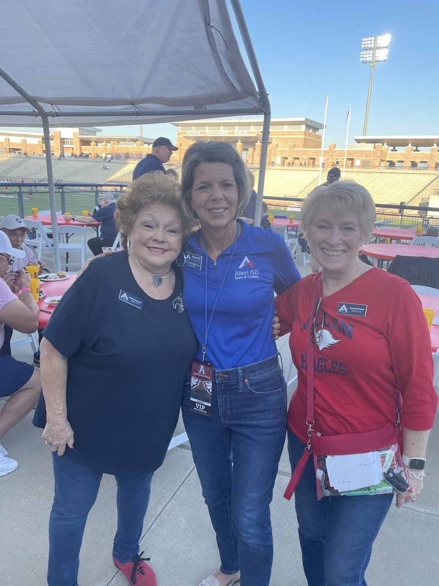 Fun time on the plaza with the Silver Eagles tonight!  ⁦<a href="/Allen_ISD/">Allen ISD</a>⁩ ⁦<a href="/alleneaglesfb/">Allen Eagles Football ⭐️⭐️⭐️⭐️⭐️</a>⁩