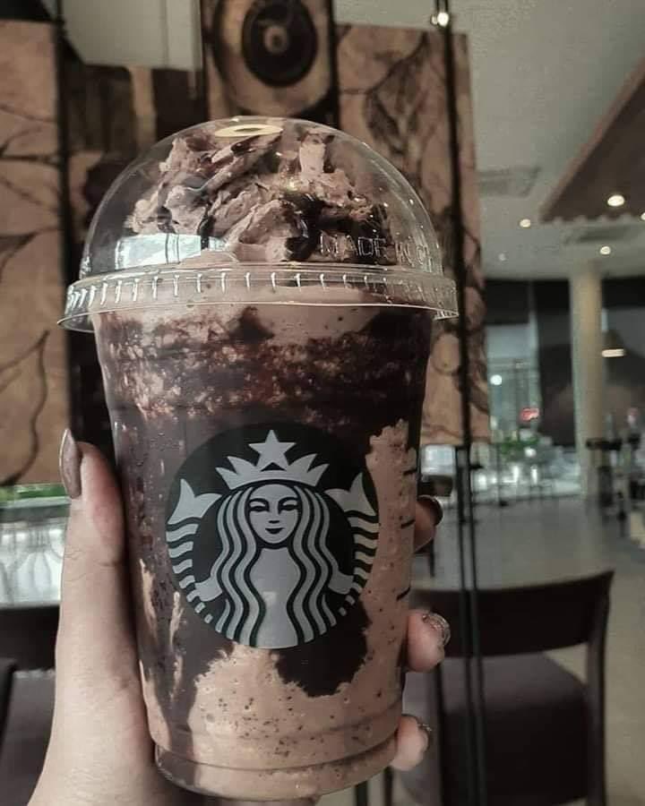 MalaysianFoods's tweet photo. Menu rahsia Starbucks,. ferrero rocher frappe!! 

Ramai cakap sedap gilee,. rasa coklat dia ada kick tapi tak terlalu manis sangat. Sebijik ferrero rocher.

Air ni takde dalam menu, korang kena pergi kat kaunter. Cakap je nak Choco Nutty Frappucino. https://t.co/VkgT15ihEh
