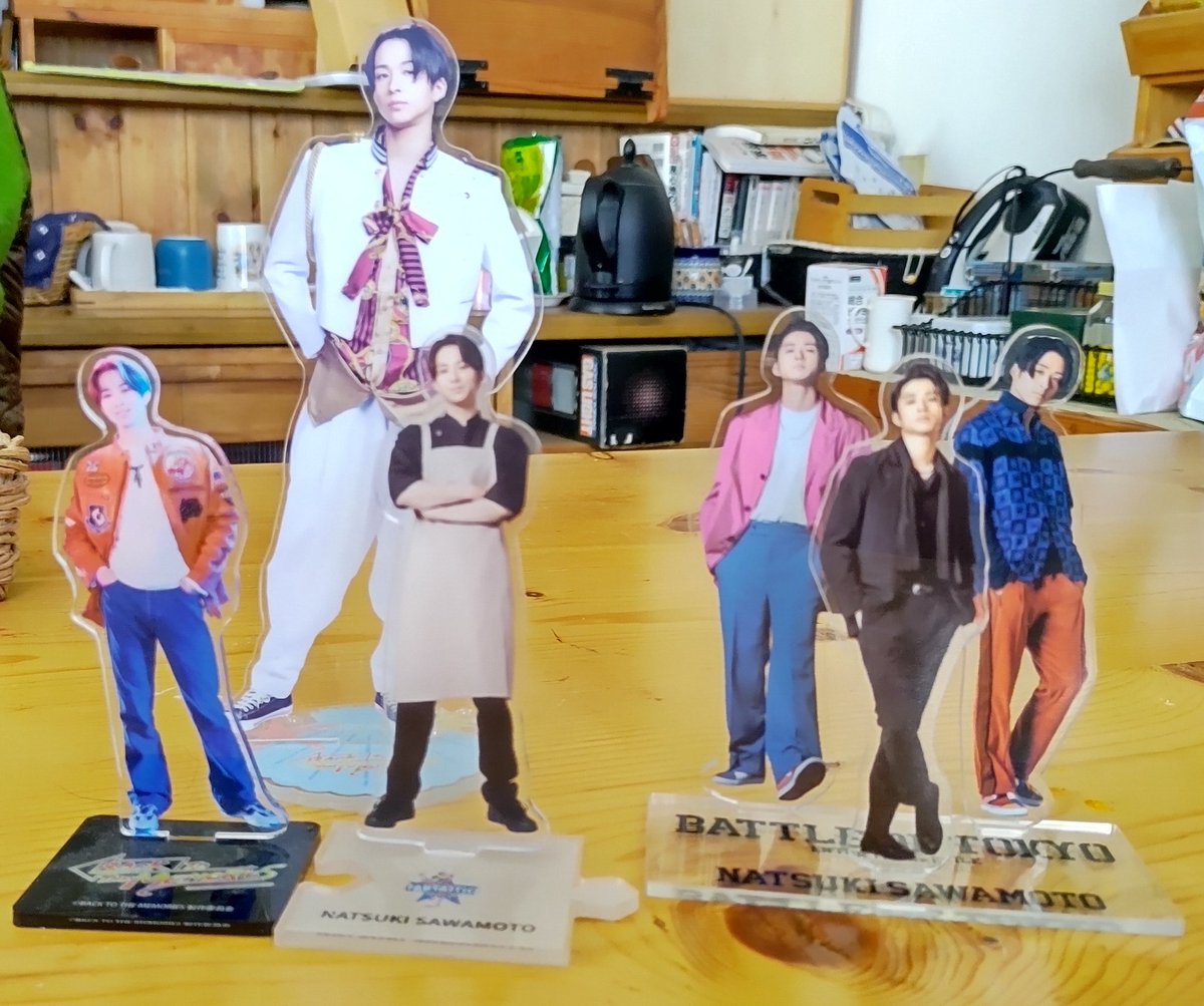 SN28_bj's tweet photo. アクスタのサイズは、BOTのミクシルより若干大きく、DOD(ミクシルの後ろ2つ)より若干小さいいつものサイズ
スタンドも本体も後ろの印刷は保護されていないので保護シート買ってこよ…
印刷が綺麗なのと台座にFくんいるの嬉しい(背景の生活感ごめんなさい)
#KCKB
#アクリルスタンド https://t.co/aOndTxFAzX