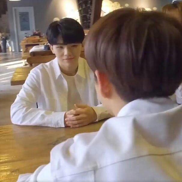 hourlyhowoo's tweet photo. soonyoung fell first but jihoonie fell harder.
happy howoo day! #호우 #순훈 #howoo #soonhoon #happysoonhoonday https://t.co/vVPPotNZqJ