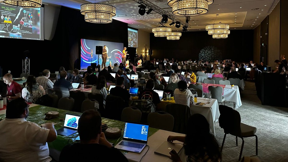 On the move #hackathon for the NHS with <a href="/NHSDigital/">NHS England Transformation</a> and NHS Trusts <a href="/M365Summit/">South Coast Summit</a> 
120 people including <a href="/BSI_UK/">BSI UK</a> <a href="/Microsoft/">Microsoft</a> run by our awesome MVPs @ThatPlatformGuy and <a href="/WillDorrington/">Will Dorrington</a> with special guests <a href="/donasarkar/">Dona Sarkar</a> and Ryan Cunningham #GoodWeird #MoreThanApplause #NHSEmpower