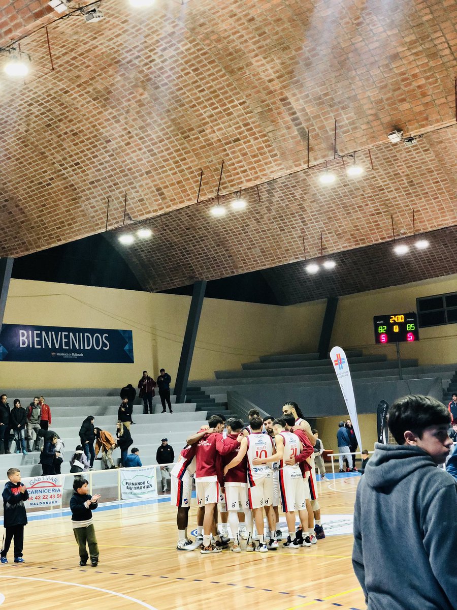 bricovela's tweet photo. 🙌🏻 | ¡Ganó Nacional! El tricolor derrotó 85 a 82 a Biguá y se metió en la final de el #CuadrangularAmistoso que se disputa en Maldonado. Los dirigidos por Gonzalo Fernández enfrentarán a Malvín mañana a segunda hora. Goleadores: Pereiras (27), Acosta (27) y McGhee (16). https://t.co/HUXYllQfC5