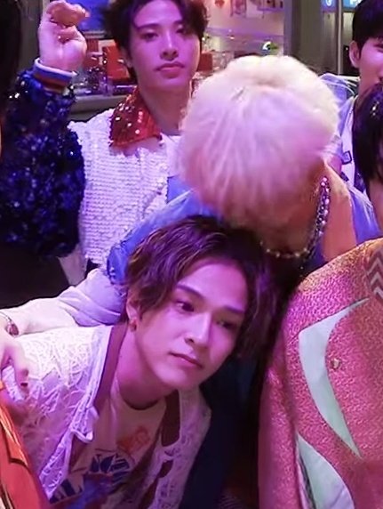 jaesahicats's tweet photo. not he kiss his hair.... but the editor cut it lmao https://t.co/MFxQKP5A8d