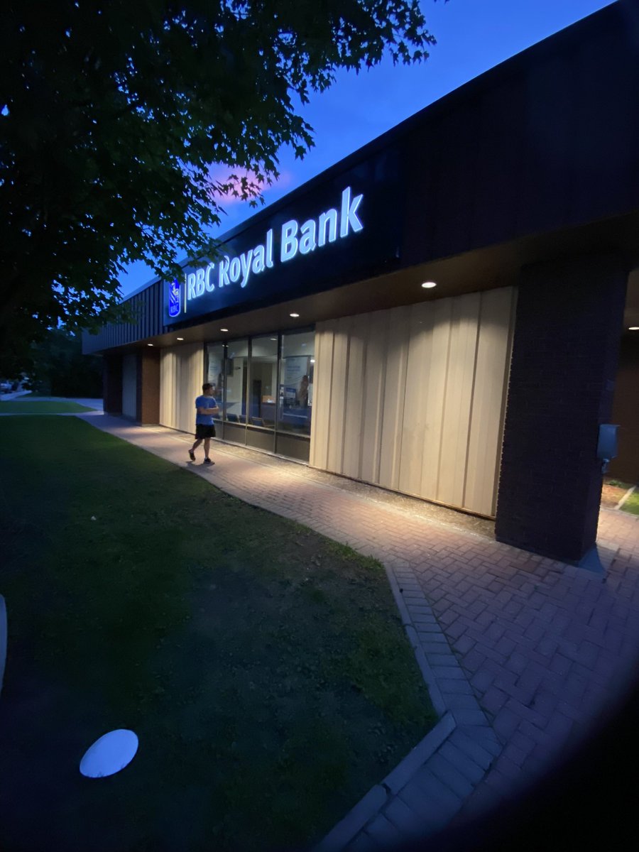 TRich16's tweet photo. Sad day in Metcalfe, ON today as @RBC closes its’ doors abandoning yet another small community.  Disappointing particularly for seniors in our community and for local businesses. @ctvottawa @CTVOttMornLive @CBCOttawa #ottawanews https://t.co/w6hzhbZHlZ