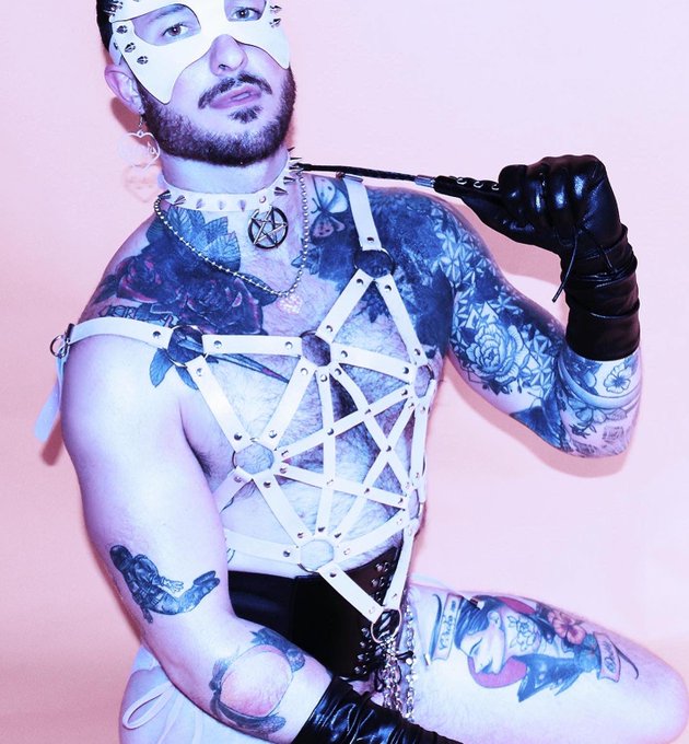 2 pic. Waiting for your next command like ??? @jhaydenstark #gayboys #folsomstreetfair #gayleather #gayink