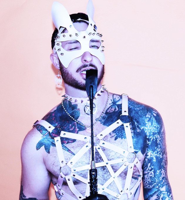 4 pic. Waiting for your next command like ??? @jhaydenstark #gayboys #folsomstreetfair #gayleather #gayink