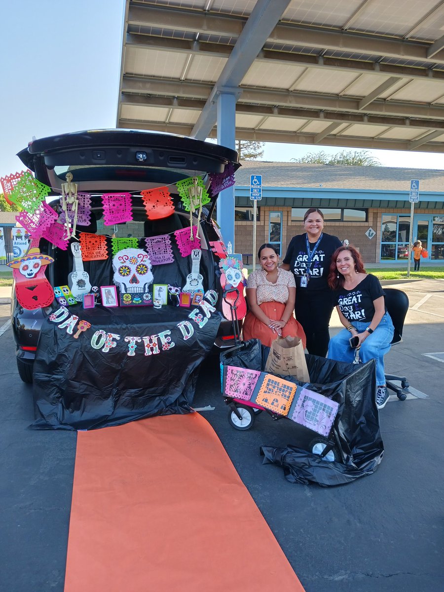 Trunk or Treat at Oak Grove!! Huge thank you to all our amazing teachers and PTA!! #somuchfun <a href="/BSD/">Blue State</a>