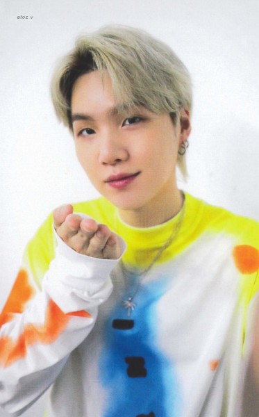dailybtspcs's tweet photo. silver yoongi blowing a kiss at you 🫣 🫶 https://t.co/b8vQ4SLqSm