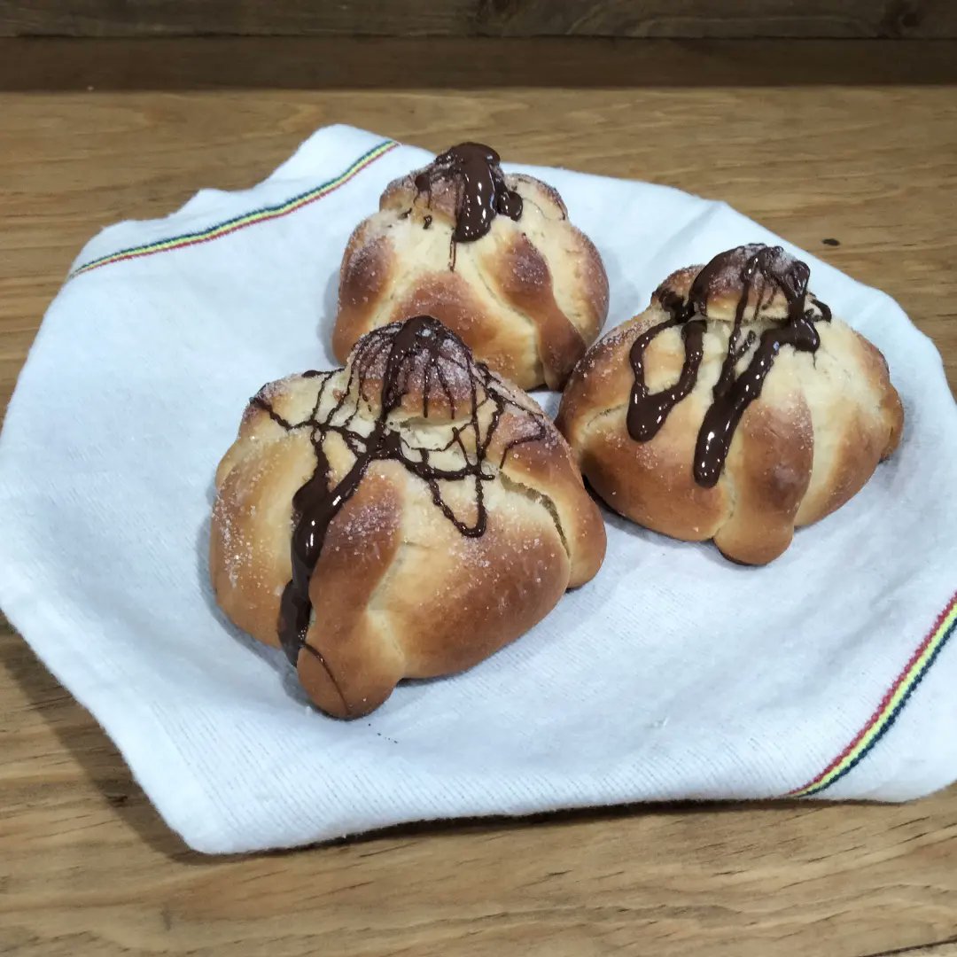 oki_miu's tweet photo. Oki delicioso pan de muerto, el sabor no está peleado con la textura 😋
#OKiMiu🐝
#OkiPanDeMuerto
#PanDeMuerto
#PanDeMuertoSaborMantequilla
#PanDeMuertoSaborVainilla
#DeliciosoPanDeMuerto
#VivanLasTradicionesMexicanas
#PanDeMiertoMexicano https://t.co/jT1qtuCmiW