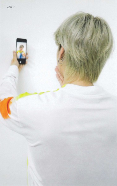dailybtspcs's tweet photo. silver yoongi blowing a kiss at you 🫣 🫶 https://t.co/b8vQ4SLqSm