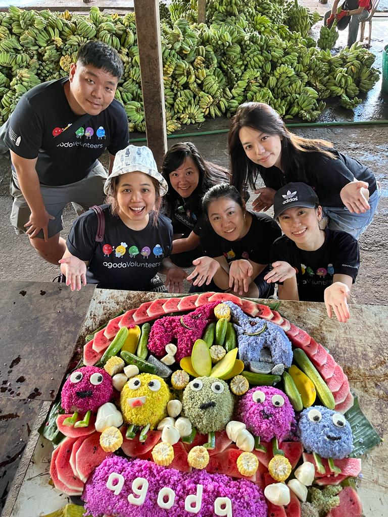 lifeatagoda's tweet photo. Another fun way Agodans give back!

A group of our Finance team members spent their Agoda Global Days Off at Elephant Nature Park, an elephant sanctuary in Chiang Mai, walking handicapped dogs and preparing an Agoda-themed tea cake for the elephants to enjoy.

#lifeatagoda https://t.co/jYUkve6q4U