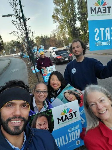 Good morning Vancouver! Long line of <a href="/vote4team/">TEAM for a Livable Vancouver</a> supporters and candidates on Burrard Bridge this crisp fall morning 🌄 🍂 
Drive by and honk to show your love to these highly committed Vancouverites 🚙🙂👋💙❤️💚🧡 #vanpoli
#bcpoli <a href="/CllrHardwick/">Colleen Hardwick</a>
