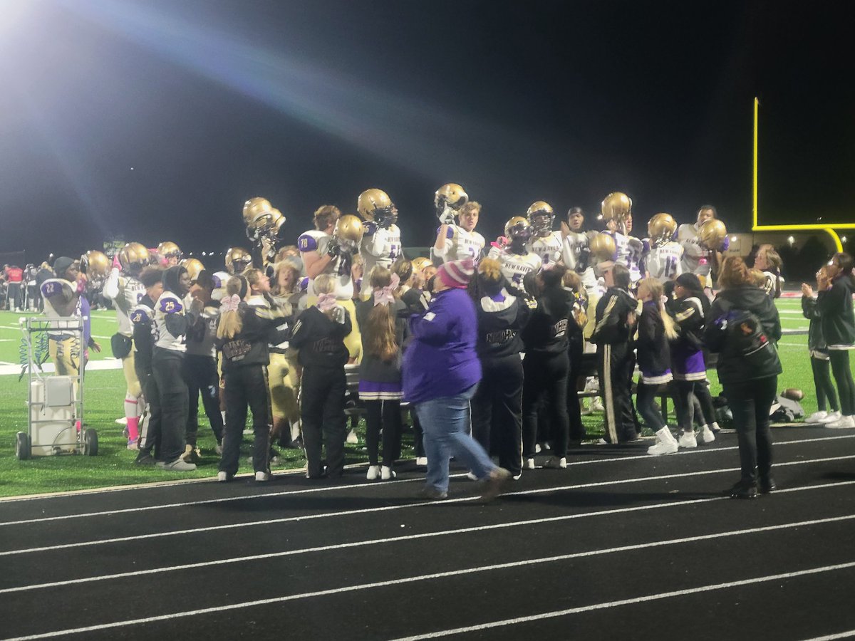 RyanSheibley's tweet photo. Thrilling WIN Tonight For @NewHavenFB1 vs Huntington North Final score of 32-21. Bulldogs  Scored on 4 TD Passes By QB @dw_1505 including 2 To @MylanGraham &amp; 1 TD to @James_Barnes5. @tre2x12 added a TD run. Defense was strong led by @JamesHardyIV @cs_winning3 @WareDazhon. #NHHS https://t.co/FyOtK0XHpL