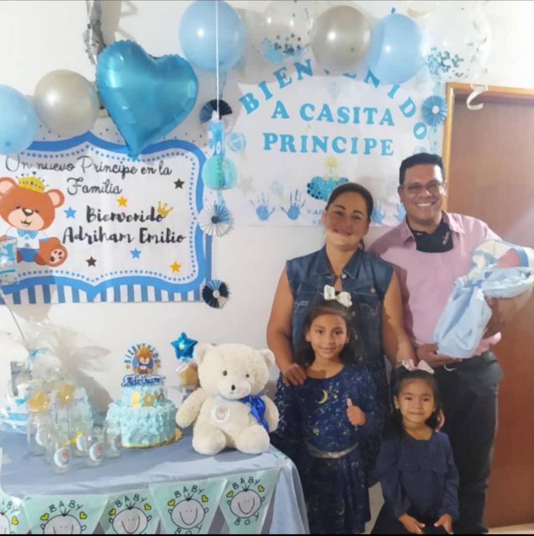DayanaMisionera's tweet photo. Él es es Abraham. 
Su hijo menor tiene 8 meses. 

Por favor, necesita el suero para estar junto sus pequeños... 

@NicolasMaduro @MinSaludVE https://t.co/NFIjyauKgS