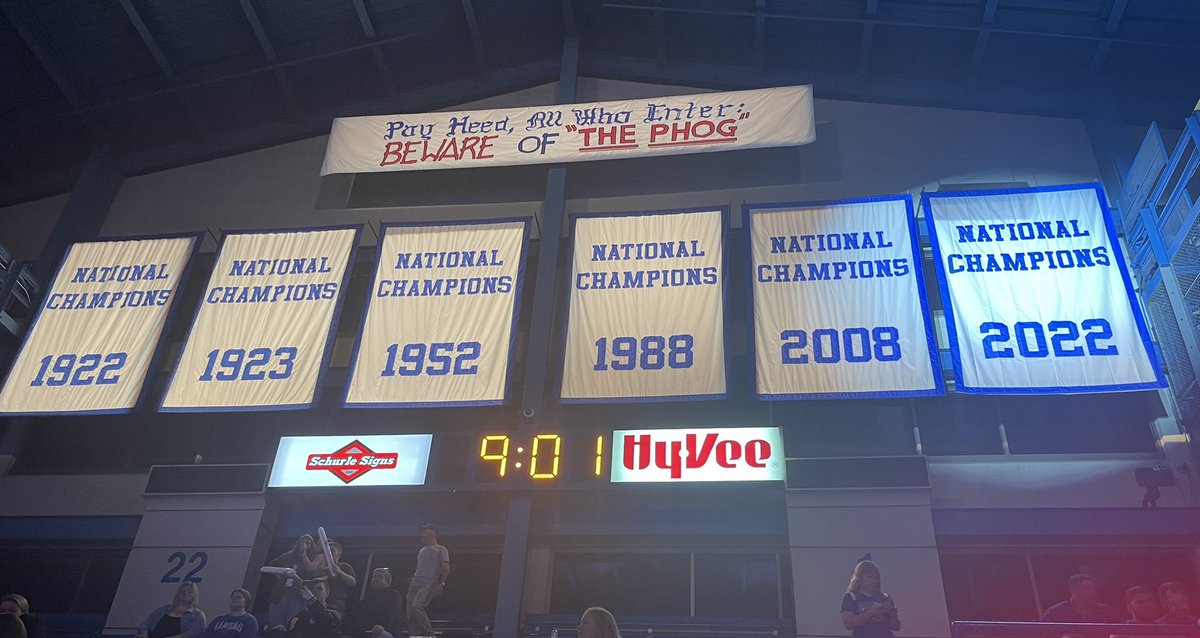 ramirezmarj's tweet photo. Late Night in the Phog. 🏀 🏆 https://t.co/3Pfac4cZnn