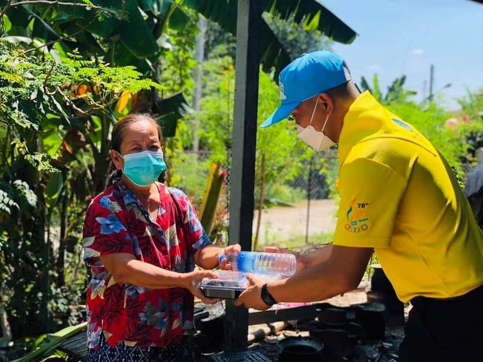 army_greenbrain's tweet photo. พี่ๆทหารจิตอาสา มอบอาหารและน้ำดื่ม ให้กับประชาชน พื้นที่ชุมชนรอบค่ายฯ เพื่อช่วยเหลือลดค่าใช้จ่ายภายในครัวเรือน

หน่วย : ร.13 พัน.3
ณ : บ.บ่อน้ำ ต.หมูม่น อ.เมือง จ.อุดรธานี
#ทหาร #ArmyDelivery https://t.co/B3taynH7Y5