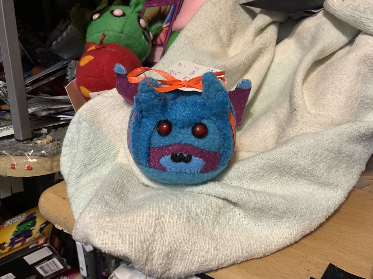 Transfan2's tweet photo. @KeyanCarlile
Here Is My #TransformersAnimated #G2Motormaster Puggle That I Got Done By My Special Lady Cally/
@callykarishokka On This Fri.10/14/2022 Day! #PGLTFAMMG2 #Motormaster #PugglesTalk #TF2Pics #モーターマスター #Transformers #Animated #TheMotorMaster #TFAMotormaster⭐️ https://t.co/7j4ulusTxB