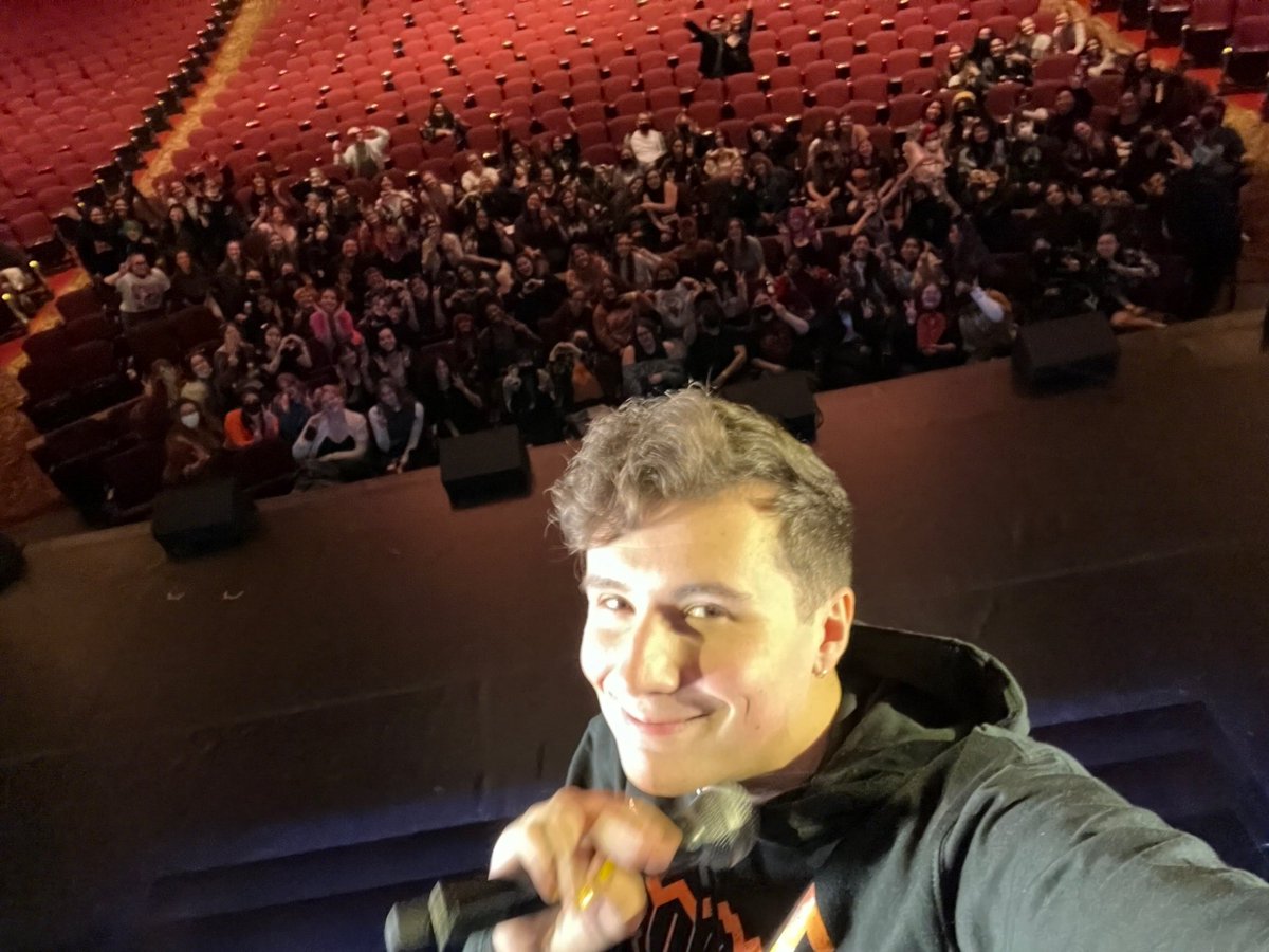 TIpreshow's tweet photo. #baconeggandcheese #brooklyn #doomedtour https://t.co/ai7PihpHmc