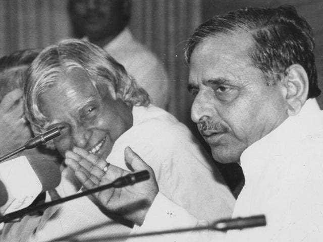 'मिसाइल मैन' के नाम से विख्यात भारत के महान वैज्ञानिक, पूर्व राष्ट्रपति "भारत रत्न" डॉ. ए.पी.जे. अब्दुल कलाम जी की जयंती पर शत शत नमन।

#Netaji