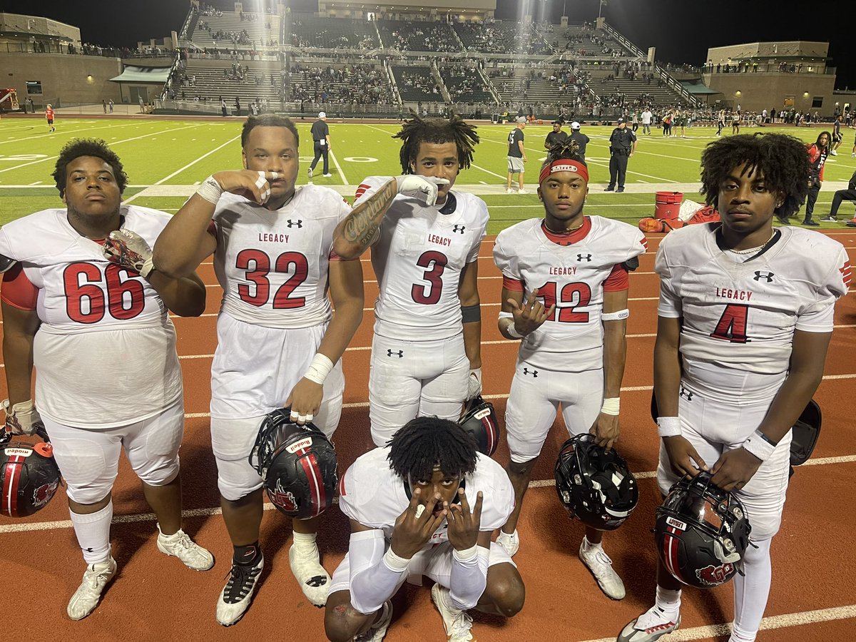 BoyOutreach's tweet photo. The Crew 💪🏽🏈🐴 https://t.co/RHhijcKmAP