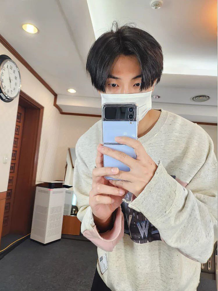 rwkive's tweet photo. Hello? 
It's been a long time since I've been active, so ... how are you? And yeah, I cut my hair. It's so refreshing hahaha. Anyway, I'll see you guys at the concert today! Very excited. https://t.co/TSIaCpAY0z