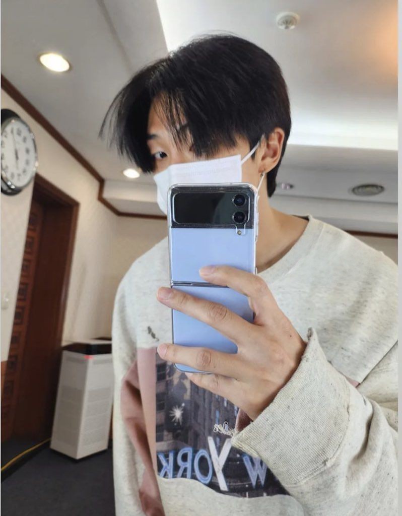 rwkive's tweet photo. Hello? 
It's been a long time since I've been active, so ... how are you? And yeah, I cut my hair. It's so refreshing hahaha. Anyway, I'll see you guys at the concert today! Very excited. https://t.co/TSIaCpAY0z