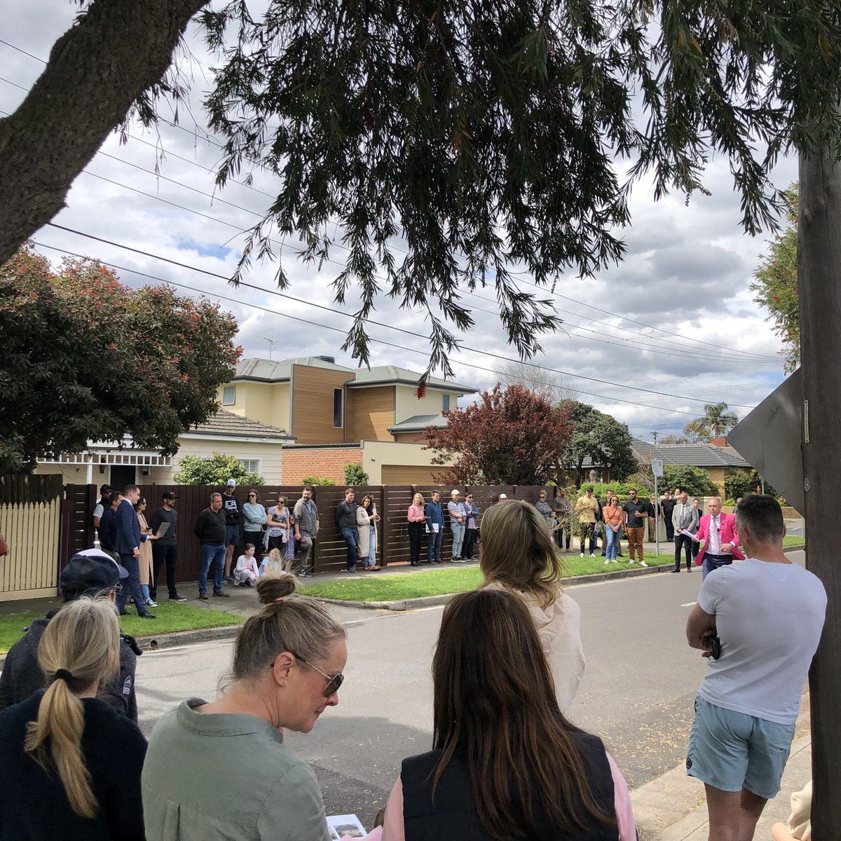 woledgehatt's tweet photo. 22 Lawson Parade Highett 
Gillon/Potter #Buxton
Quoting $1.85-1.925m
Opening $1.75m vb
On market $1.93m
Bidders 3
Sold $1.93m

#woledgehatt #propertynews #melbRE https://t.co/uLGYsYb8gr