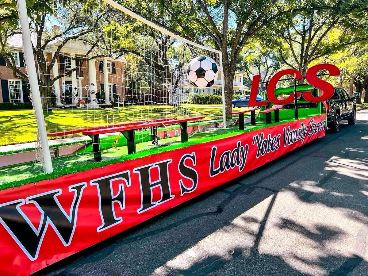 LCS varsity girls won Best Parade Float this year!!! 🎉Such a great time together at Berkeley Breakfast.  
Always so much fun to see all the athletes and clubs out there lined up on the street!#coyoteproud #BerkeleyBreakfast2022