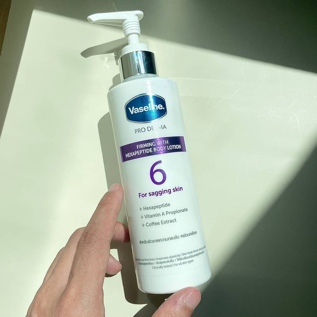 jjdoesitwork's tweet photo. ผิวหน้า��ึงแล้วผิวตัวต้องตึงด้วย Vaseline ไลน์ Pro Derma สูตรเบอร์6 ขวดม่วง ส่วนผสมตรงจุดมาก มาแบบเข้มข้นเลย เน้นเฟิร์มกระชับ คือเริชมาก ช่วยให้ผิวกระชับขึ้น เกลี่ยง่ายไม่หนักผิวเลย ที่สำคัญเหมาะกับทุกสภาพผิวรวมถึงผิวที่แพ้ง่าย ขอลงลึกส่วนผสมเค้าหน่อย(ต่อ)
#วาสลีนบอดี้แอมพูลโลชั่น https://t.co/KZxwHFIgha