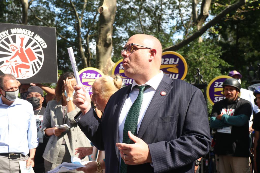 LigiaGuallpa's tweet photo. Happy birthday 🎉 @JustinBrannan
#Deliveristas #DayLaborers and all your South Brooklyn community is proud to have you as our Councilman. We look forward to celebrating many more years of Justice for all New Yorkers!!! https://t.co/7JDHUmggco