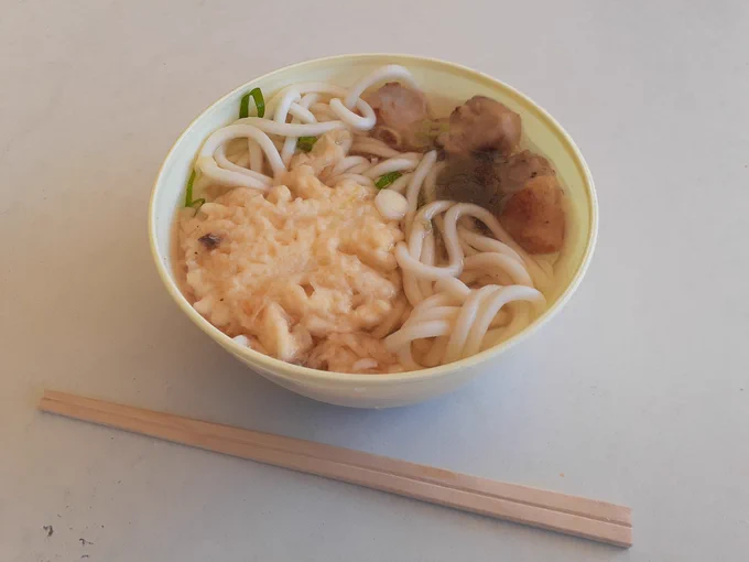 そして最後にとり天うどん!鳥の天ぷらが入ってるのかな?と思いきやまさかの炭火焼きの鳥に玉ねぎのかき揚げが入ってた!鳥は柔らかく炭火の香りがして玉ねぎのかき揚げはだし汁が染みてて最高だったァ…!(笑顔) 