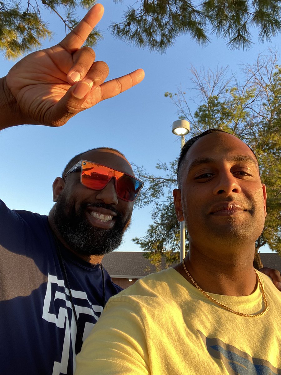 b_padmanabhan_'s tweet photo. Awesome saying what’s up to the main man @Coach_FreemanCC! @TempeFootball @ThsBuffaloes @gemmiddleschool https://t.co/oCAY0i1wM5