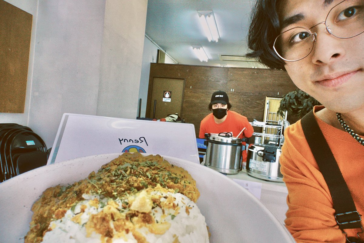 本日はSomeday's Goneの企画「INDIES MANNERS COLLECTIVE」
Renny Curryのお手伝いにきてます！！！
無水チキンカレー🍛
美味い❗️❗️❗️
あとがけのスパイスもいい香り
今日くる方はぜひ！！