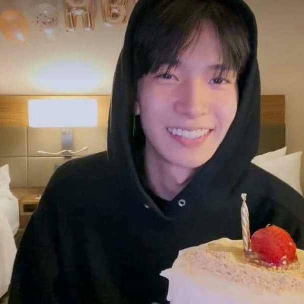 anaiahkth's tweet photo. Happy Birthday Bambi! Ilysm stay gorg and safe always saranghae ❤️
.
.
#enhypen #engene #LeeHeeseung #HappyBirthdayHeeseung https://t.co/MjMM3MrvGd
