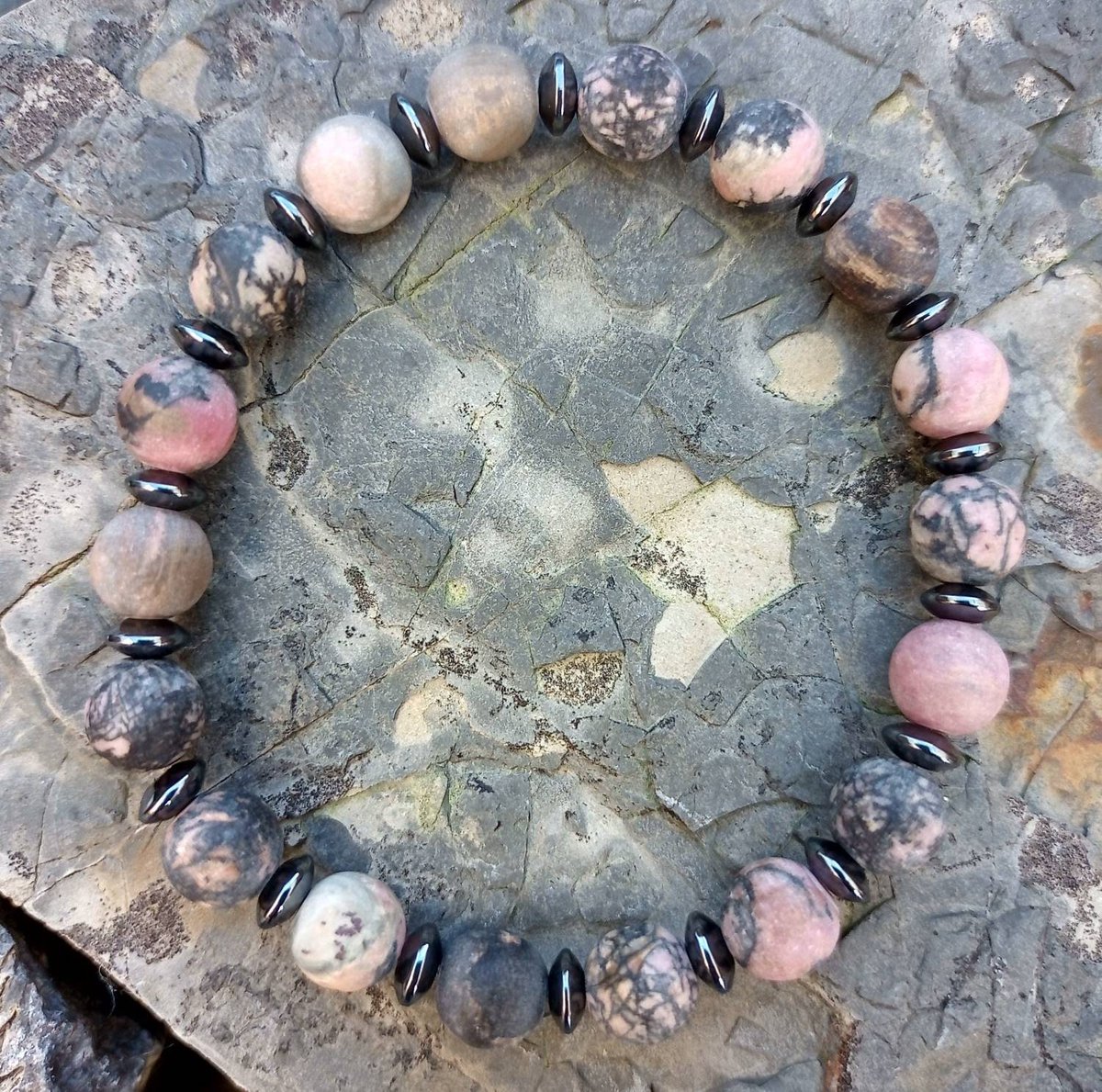 ShorelineStudi3's tweet photo. Frosted Rhodonite and Hematite handmade unisex bracelet. A rescue stone for the heart. #etsy #pink #bohohippie #CraftBizParty #mhhsbd #NoBraDay #HandmadeJewellery
#shopsmall #giftidea 

https://t.co/pQxdOS00um https://t.co/eSCDpFeMgT
